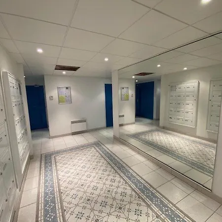 Apartment 2 Avec Balcon Et Cuisine Equipee - Fr-1-236-145 *